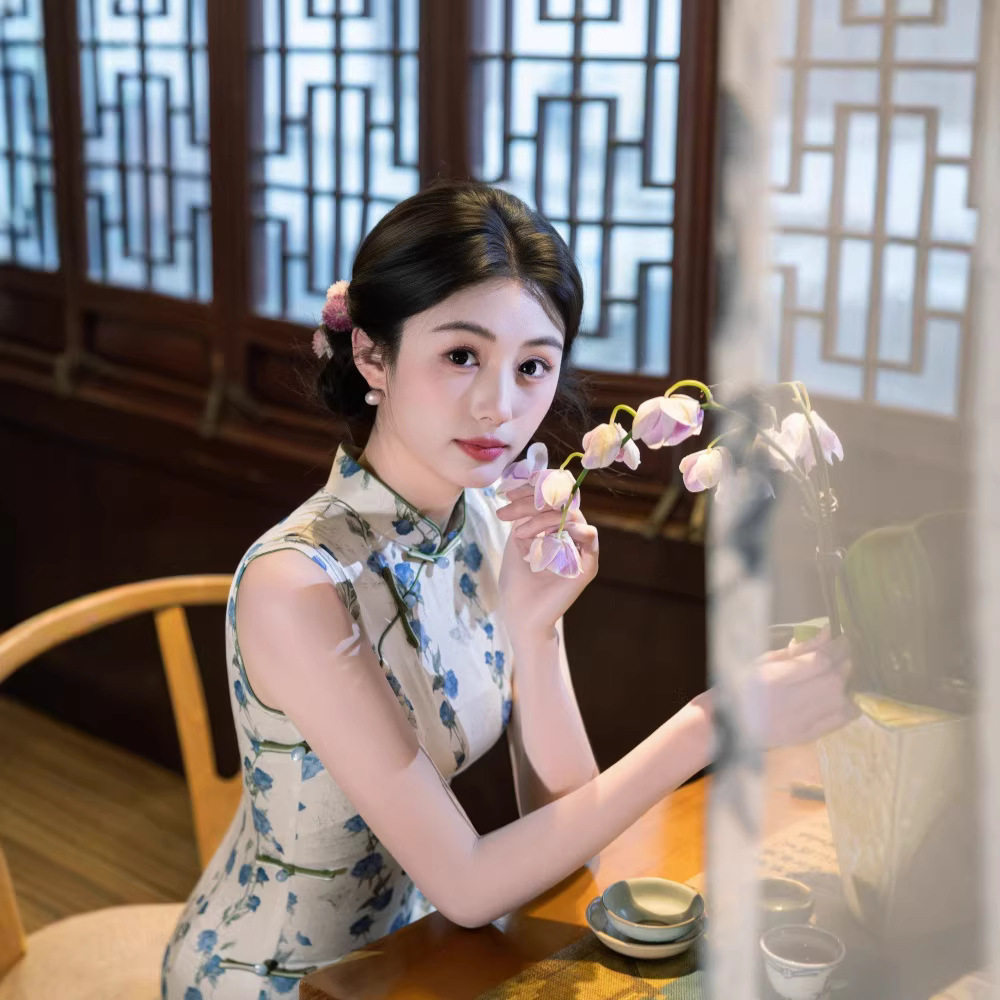s米白色绝美旗袍女新中式国风掐腰裙2026夏新款感缎面碎花 无吊牌