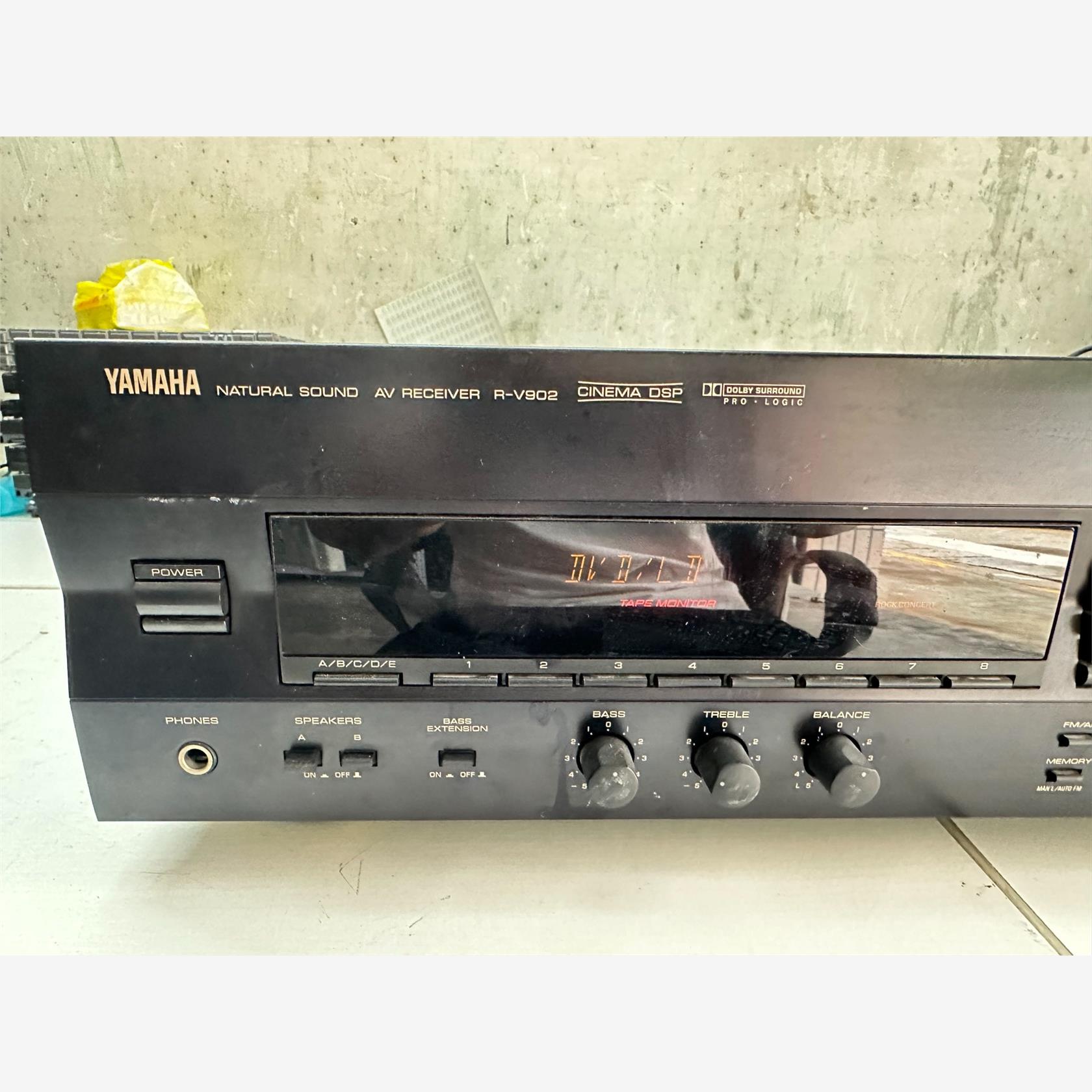 雅马哈R-V902功放一台，