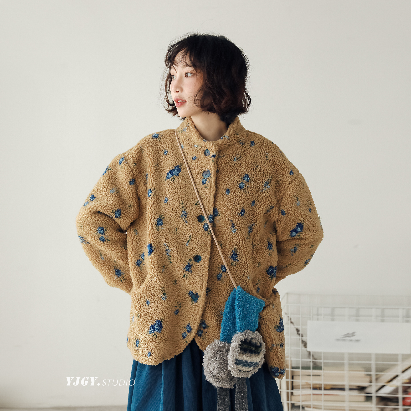 仿羊羔绒蓝色碎花宽松外套