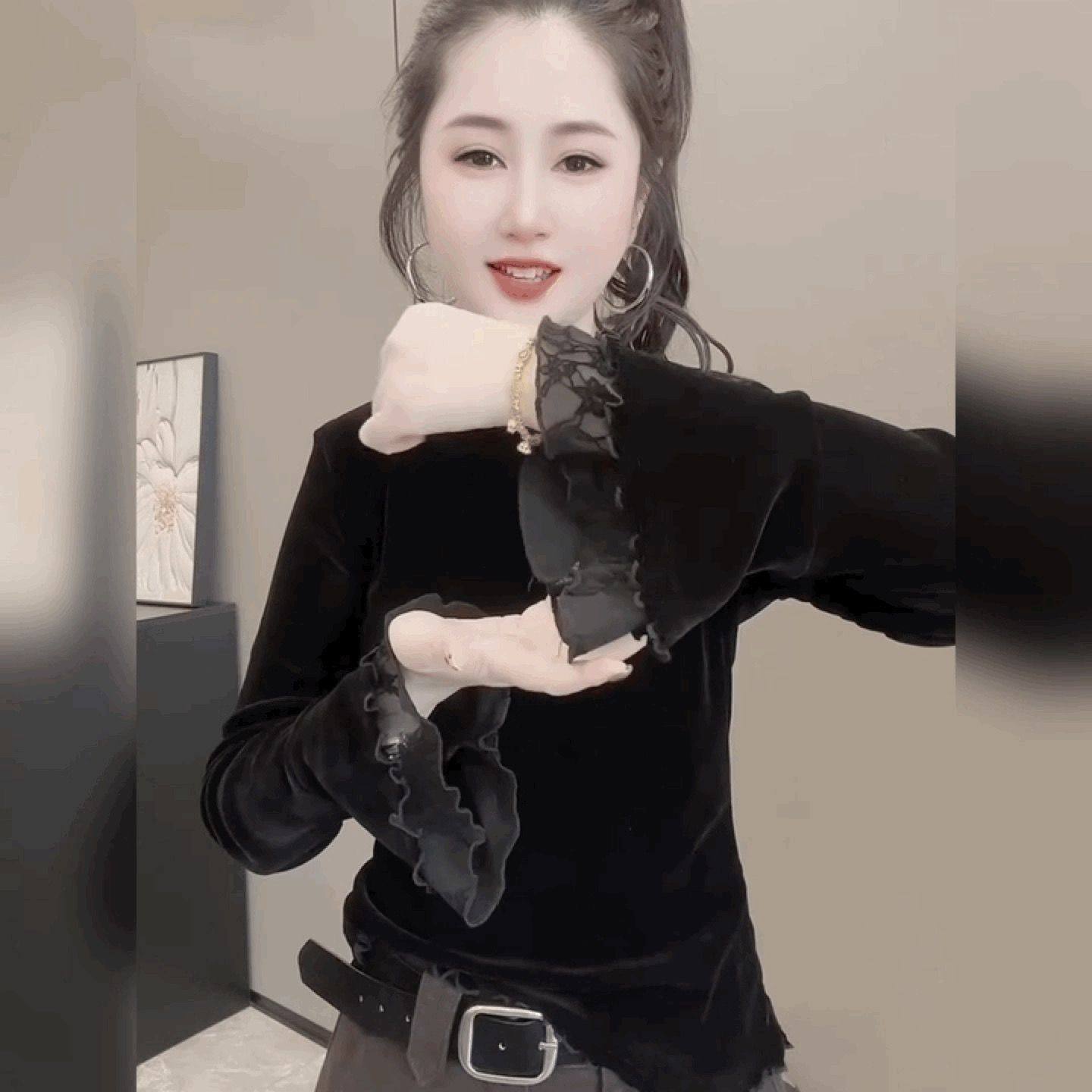 高级感气质圆领T恤女长袖黑色上衣潮金丝绒拼接蕾丝喇叭袖打底衫,女装/女士精品,T恤,淘宝优惠券,粉丝福利购,淘宝优惠卷