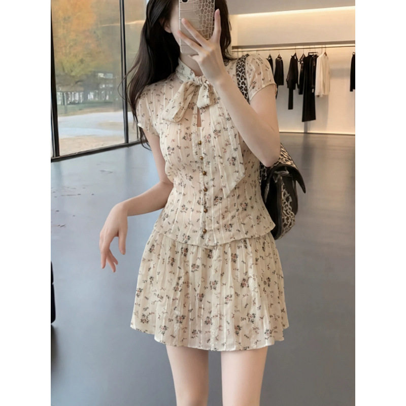纯欲风杏色碎花套装女 收腰显瘦休闲运动套装