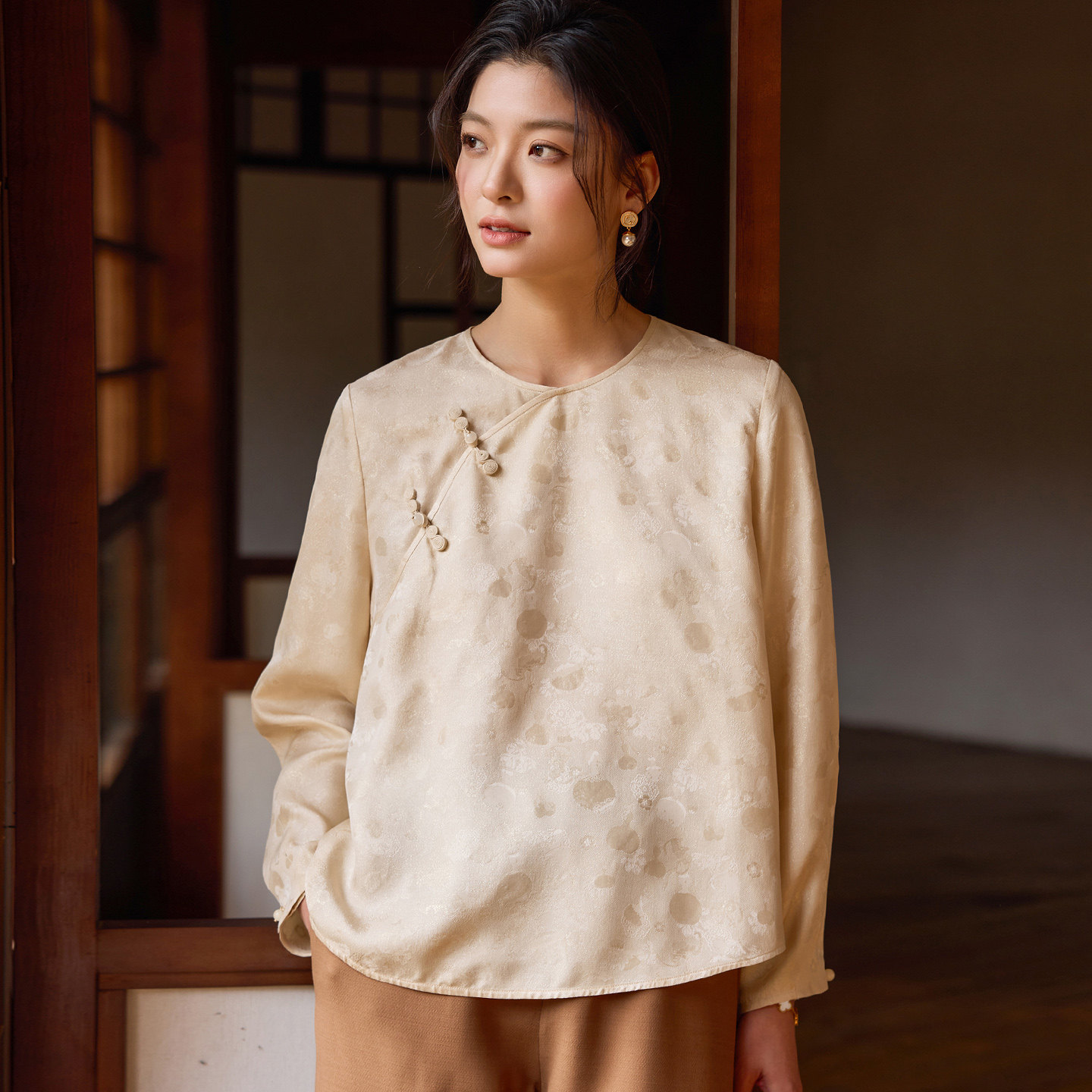 菲伊唐春新中式复古改良衬衫国风真丝花萝提花斜襟圆领盘扣女上衣