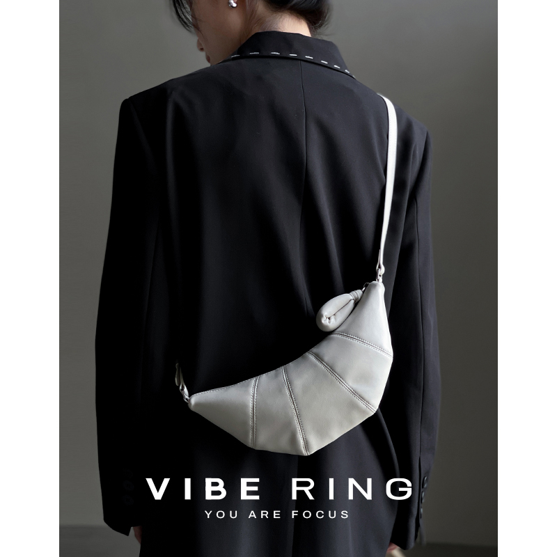 Vibe Ring小众牛角包包女2023新款潮百搭胸包小号质感斜挎饺子包