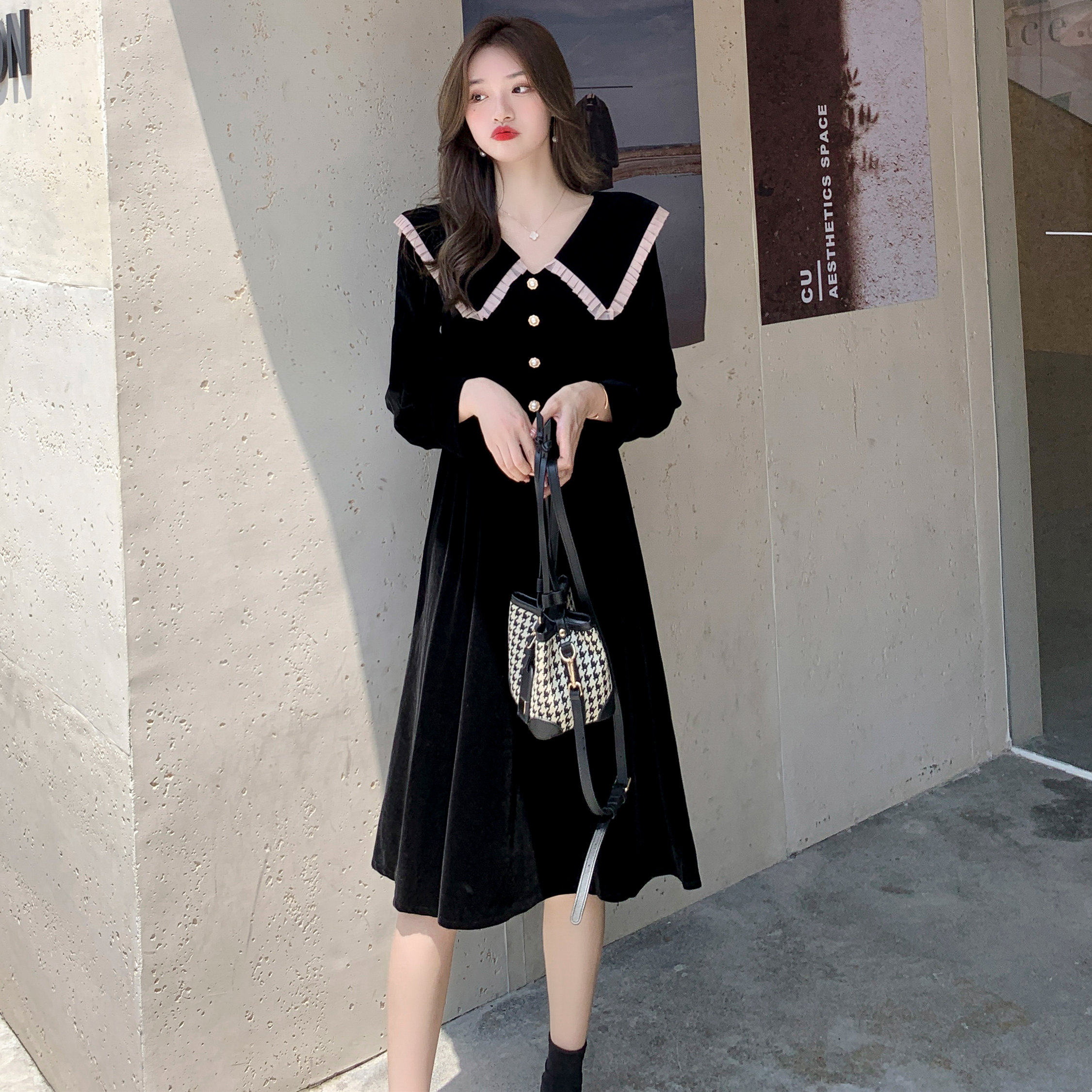 现货2021秋冬赫本风娃娃领小黑裙子女大翻领黑色金丝绒连,女装连衣裙,潮品会