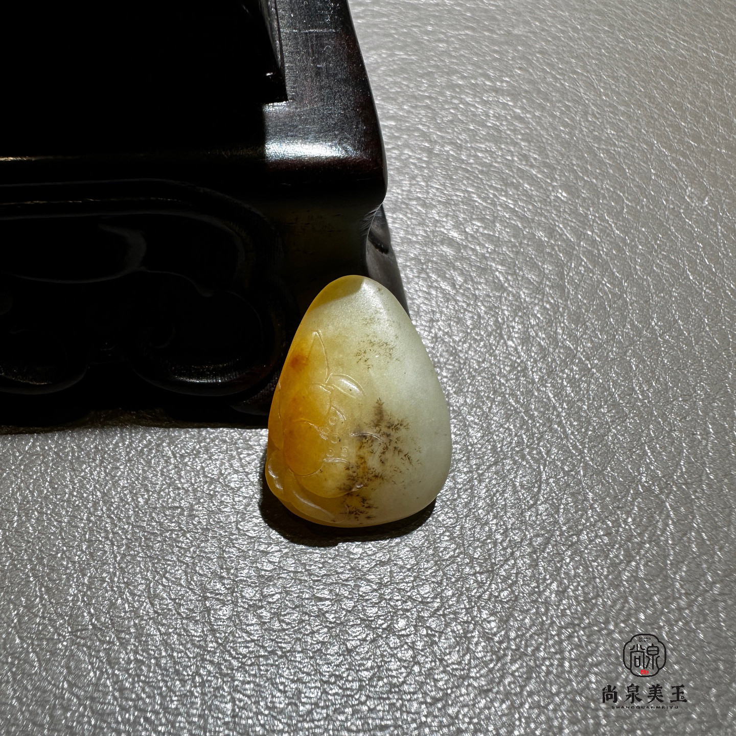 尚泉美玉4.5克新疆和田玉籽料金皮莲花吊坠手工雕刻原创设计手饰