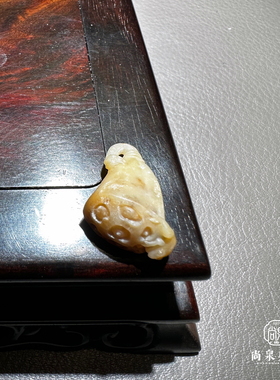 新疆和田玉籽料藕色莲蓬青蛙坠