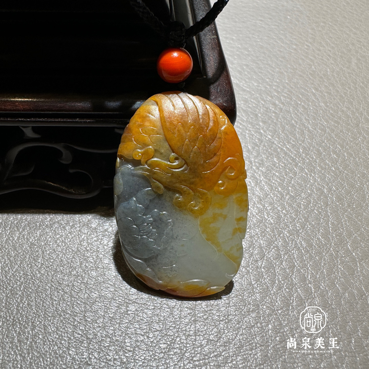 尚泉美玉三色俏雕凤凰牡丹挂件新疆和田玉籽料特色料手工雕刻精品
