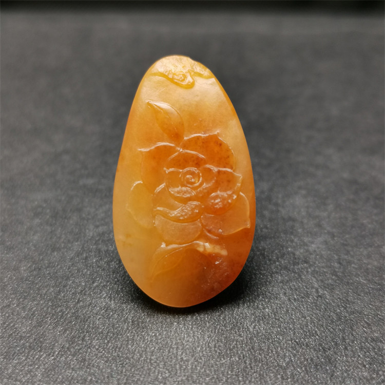 已出欣赏新疆和田玉籽料黄沁月季花吊坠原创设计手工雕刻精品挂件