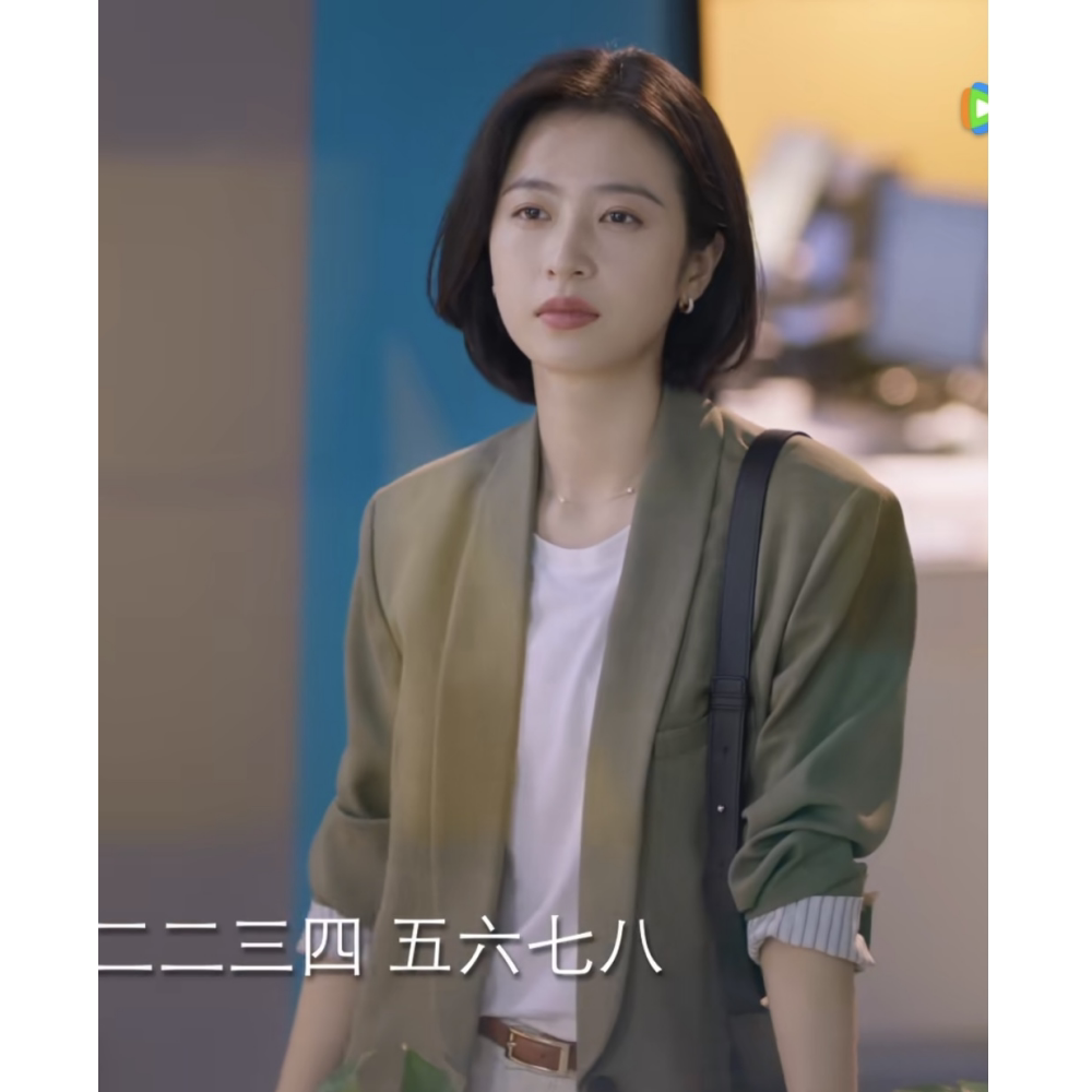 周雨彤我在他乡挺好的明星同款2023春夏新款绿色西装外套女