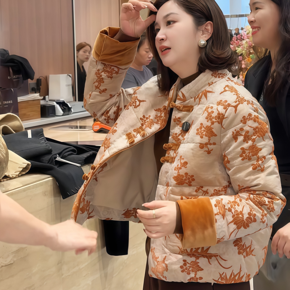 短款米白色盘扣印花羽绒款外套女