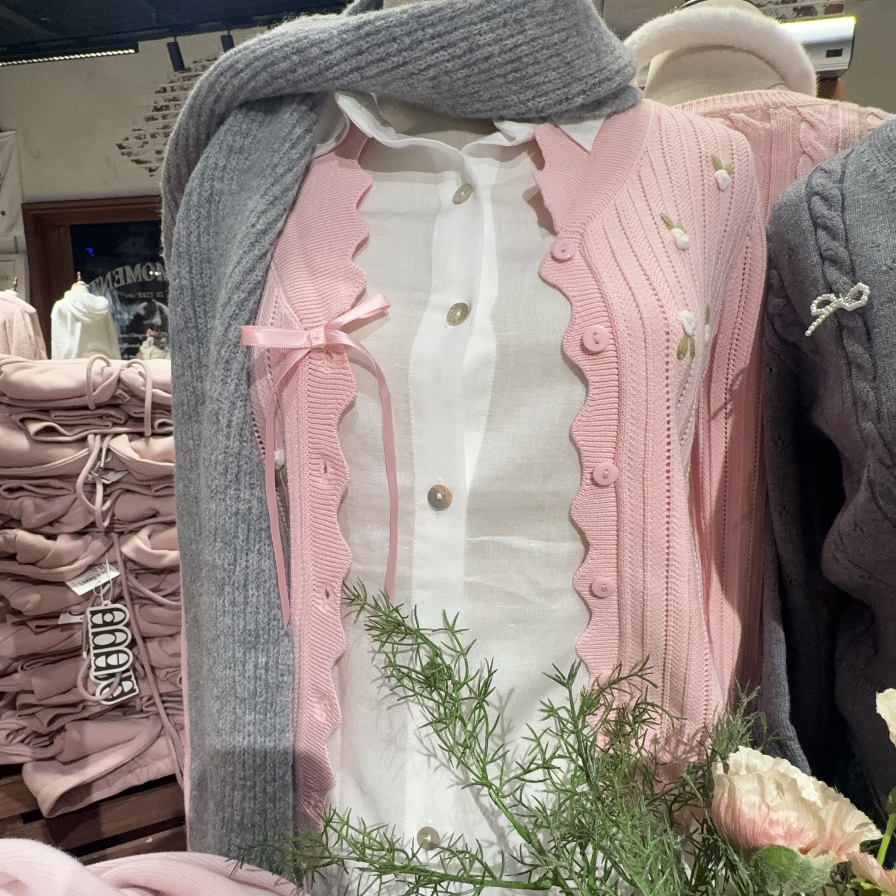 ONE MOMENT正品新款复古粉色小众花朵老钱开衫镂空花边针织衫,女装/女士精品,毛针织衫,淘宝优惠券,粉丝福利购,淘宝优惠卷