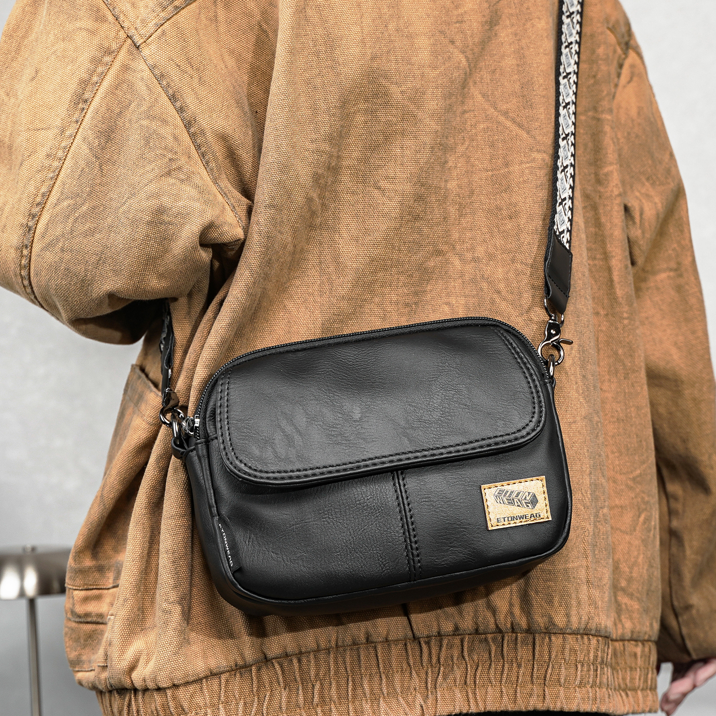 日系邮差包简约单肩包复古PU防水百搭中性情侣斜挎包休闲手机包