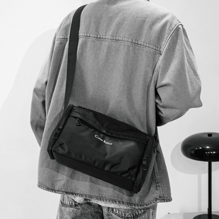 男士单肩斜挎包潮牌休闲邮差小包2026新款大容量挎包运动骑行挎包