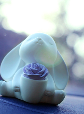 兔子车载香薰摆件汽车中控台香水装饰品车内香氛扩香石男女士礼物