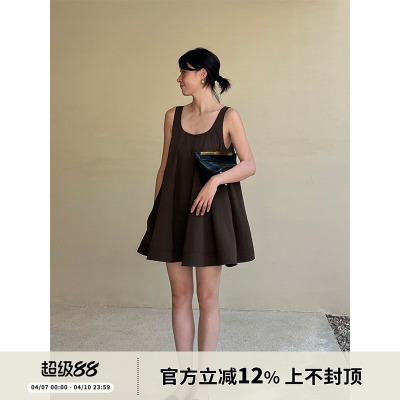 SOTHEA 2026年夏季法式时髦优雅大U领无袖A字伞摆高腰背心连衣裙