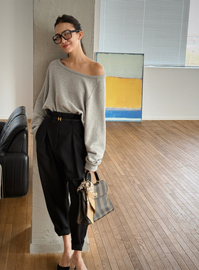 SOTHEA 时髦一字领露肩宽松慵懒短款长袖套头100%面内搭打底卫衣