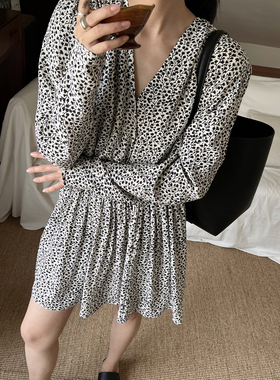 SOTHEA法式复古V领打褶收腰款连衣裙白色2023春夏新款长袖碎花裙