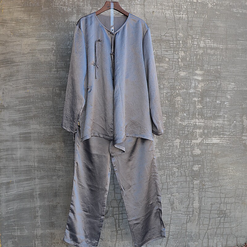 중국 스타일 남성용 아세테이트 매끄러운 광택 칼라리스 빅 브레스트 셔츠와 바지 투피스 세트 전국 트렌드 멋스럽고 패셔너블함