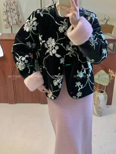 YC J新中式国风重工丝绒鹅绒刺绣外套2025新款高端盘扣轻奢外套女