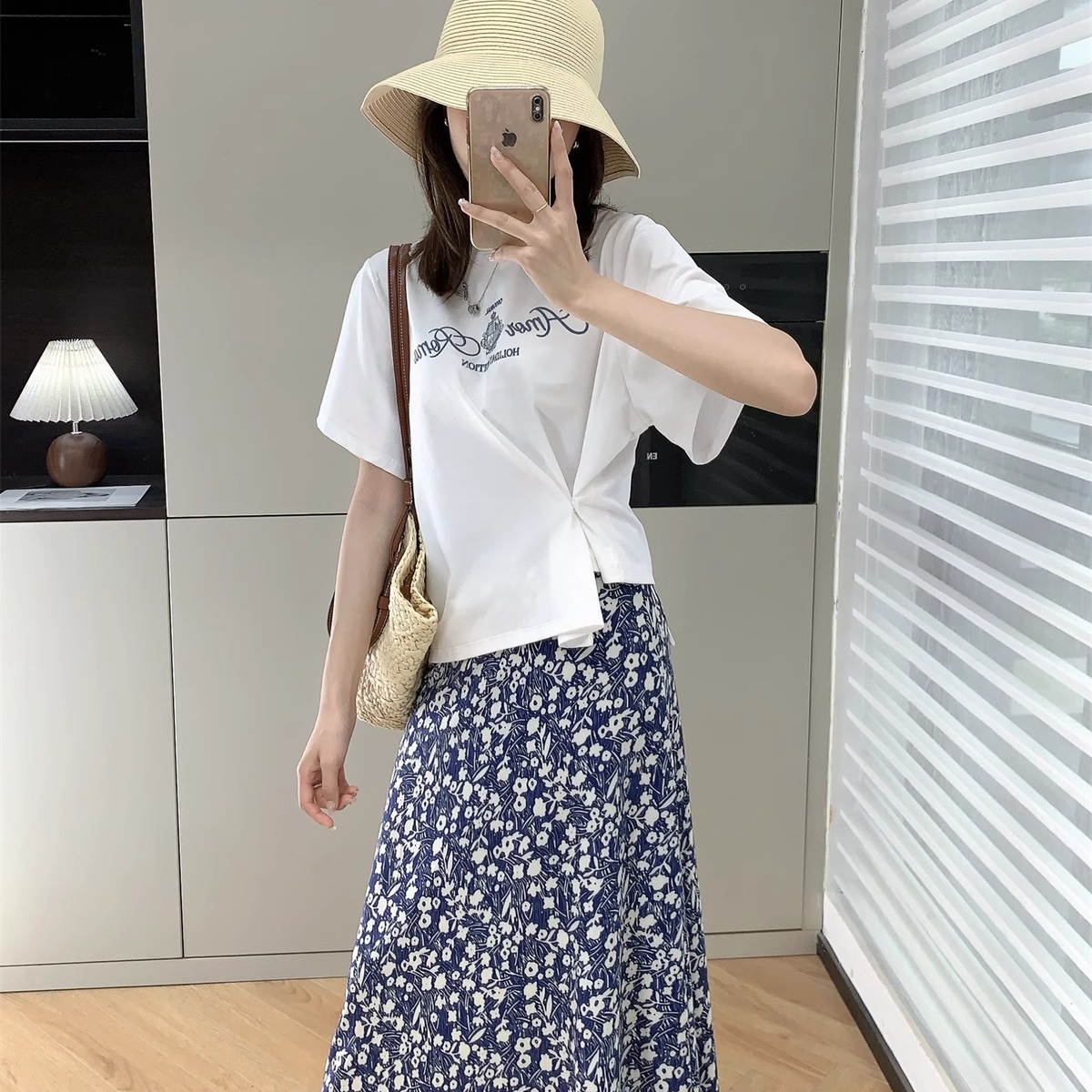 熊宝家 显白！克莱因蓝碎花半裙+不规则字母刺绣复古短袖T恤