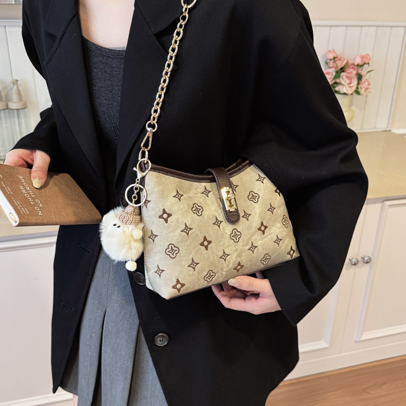 新款女式包包高级感单肩包小众轻奢日常通勤腋下包女百搭斜挎包