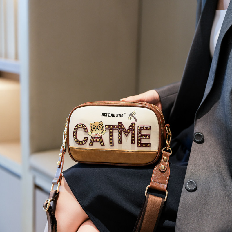 宽肩带刺绣帆布小方包包女2026新款单肩斜挎相机包卡通小熊手机包