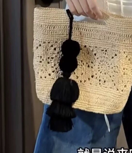 私人定制黑色毛球流苏挂件 九点的大太阳同款毛球包包挂件定制图片