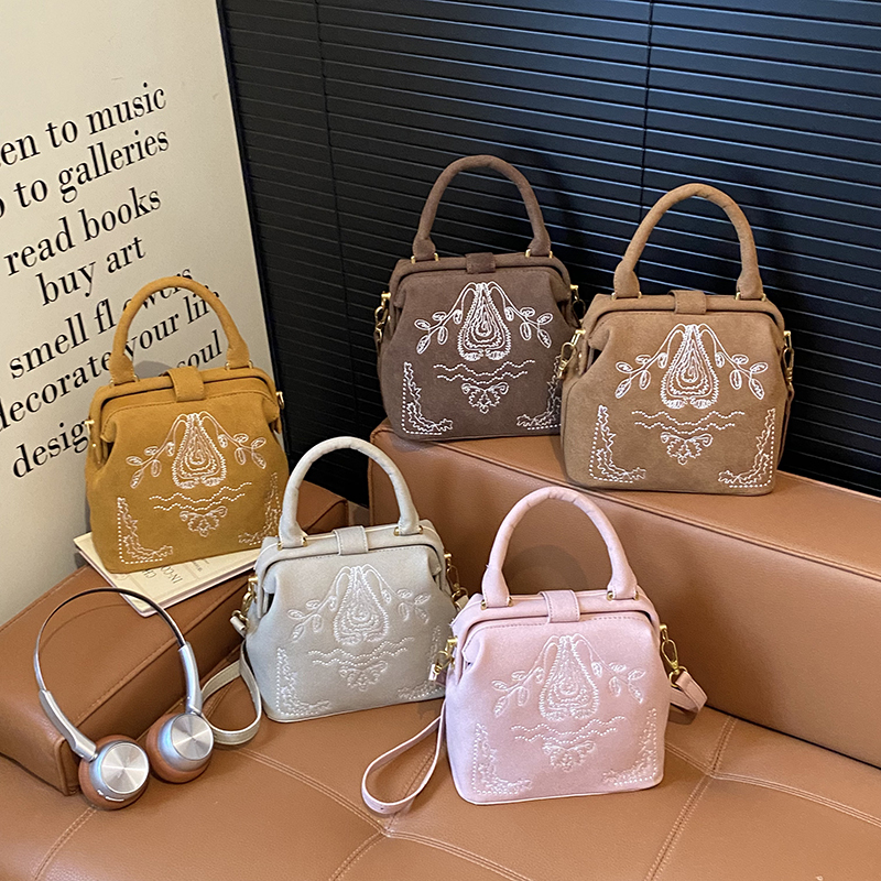 复古民族风刺绣麂皮手提包