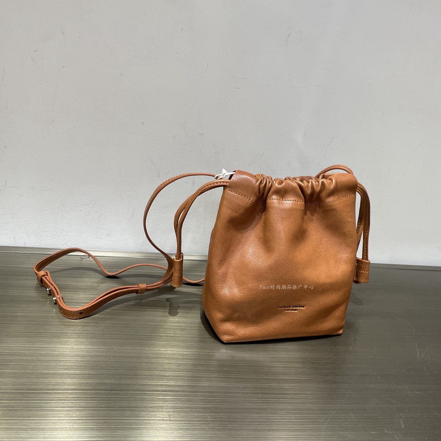韩小众设计植鞣羊皮抽绳收口福袋单肩斜挎小水桶包