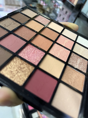 实拍黛樱美二十五色眼影粉质细腻饱和度高容易上色可修饰保证正品