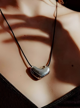 马总同款欧美ins设计不规则异形金属吊坠项链女时髦爱心黑绳颈链