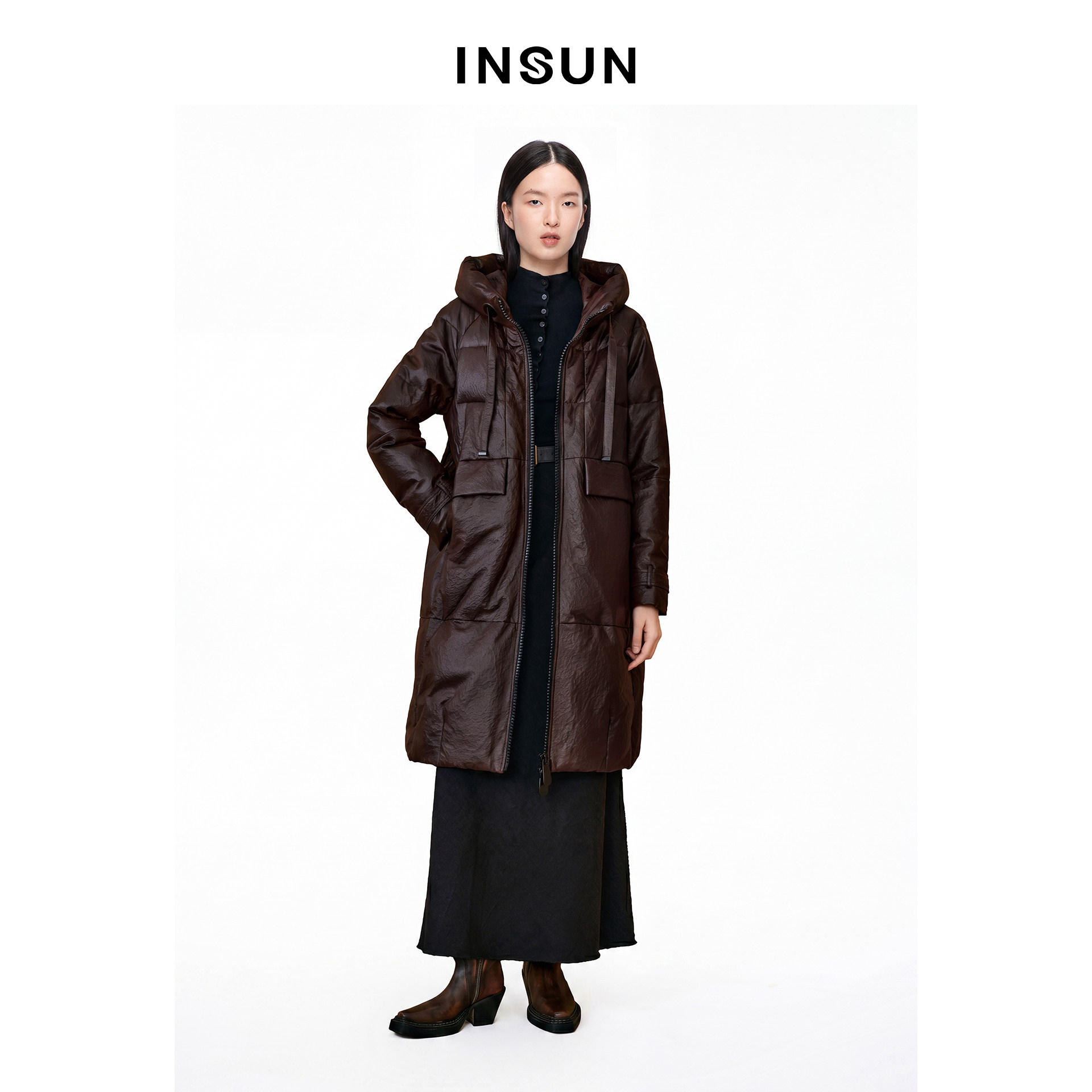 INSUN恩裳专选冬季简约连帽肌理感绵羊皮羽绒服