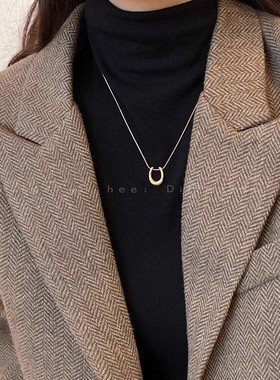 金色马蹄吊坠项链女款2025新款爆款轻奢高级感简约毛衣链装饰