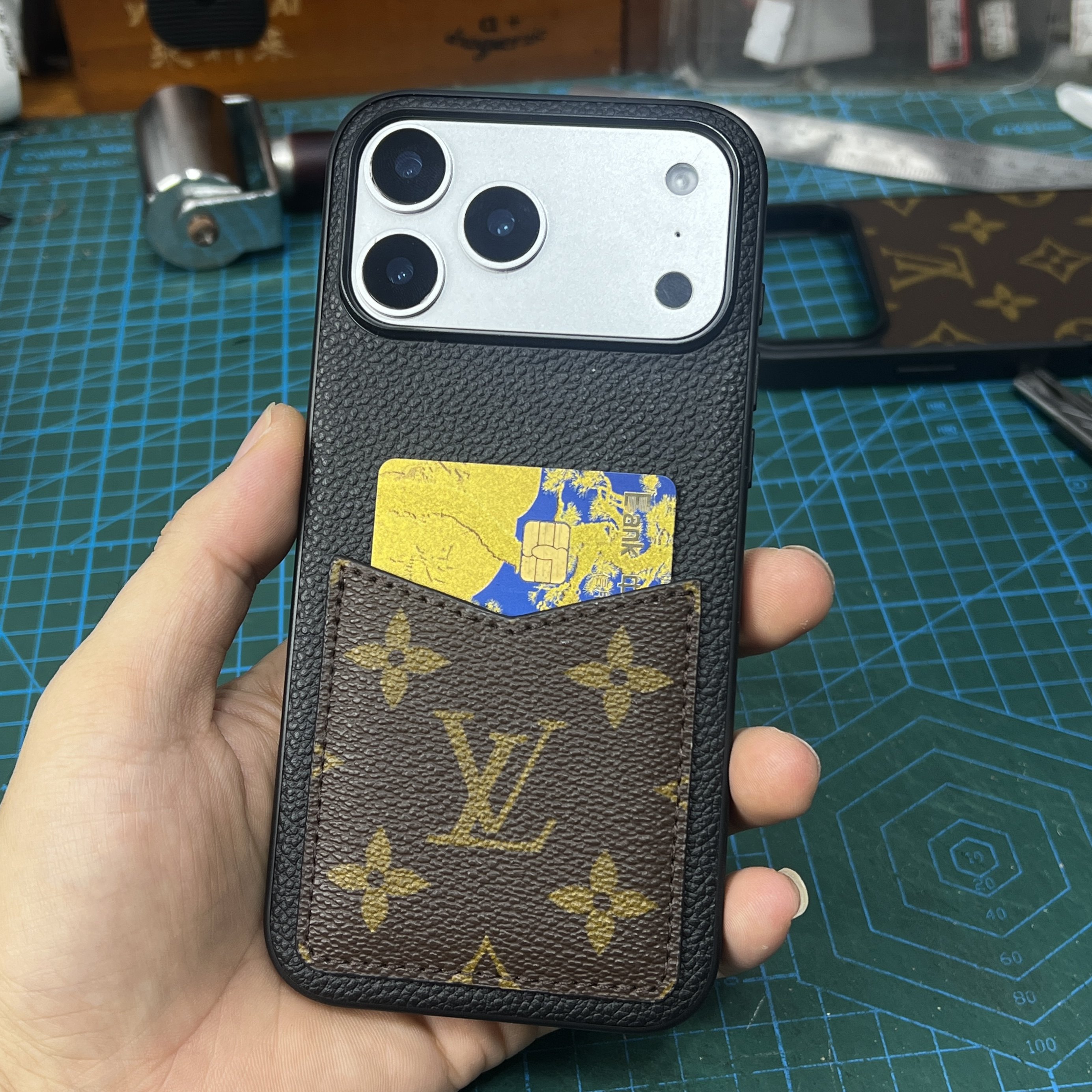 适用苹果iPhone17promax真皮插卡包手机壳 Air/17pro/16pm/15/14全包防摔保护套LV旧包翻新改造外壳经典老花