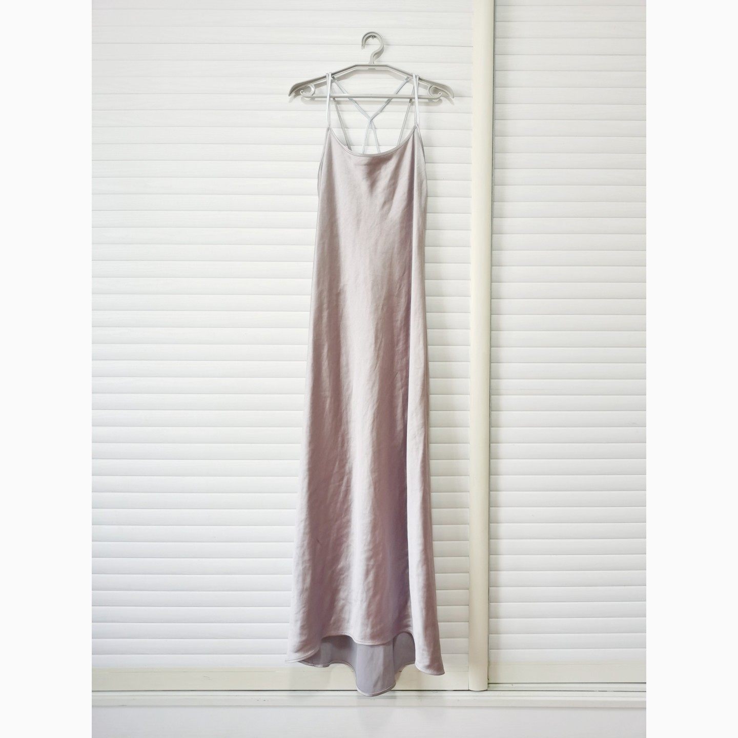 欧美外贸原单银灰色吊带连衣裙缎面光泽人造丝交叉绑带露背礼服裙