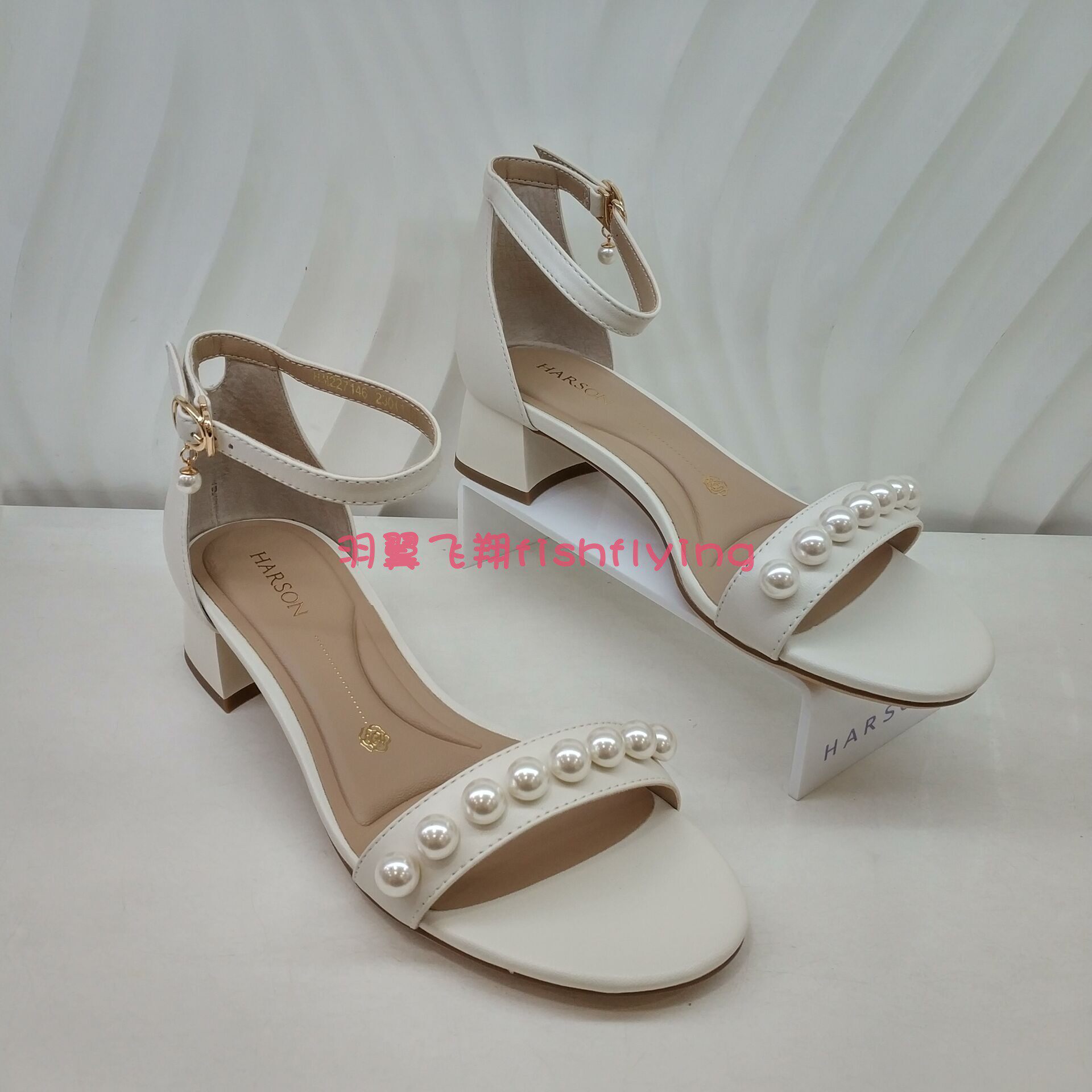 哈森专柜正品2022夏新款后包跟中跟一字扣珍珠露趾女凉鞋HM227146