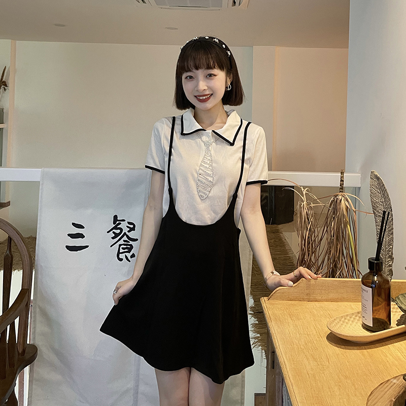 Real price ~ color contrast Lapel bottomed T-shirt + age reduced split suspender skirt two-piece set