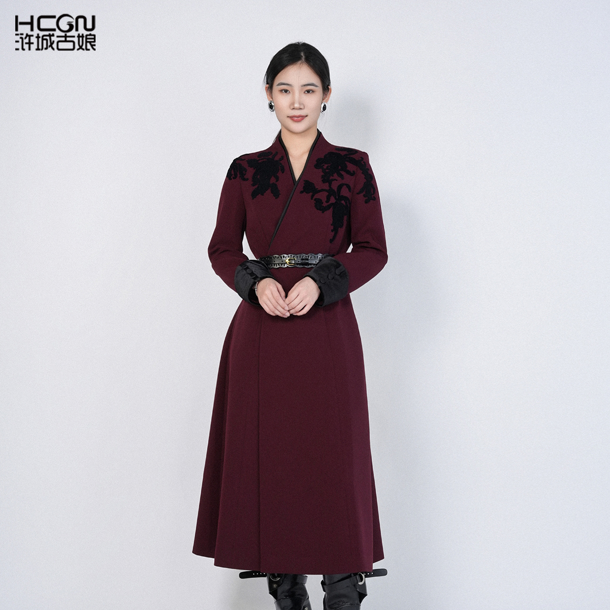 浒城古娘春季新款女装刺绣气质长款新中式国风战袍连衣裙女春秋