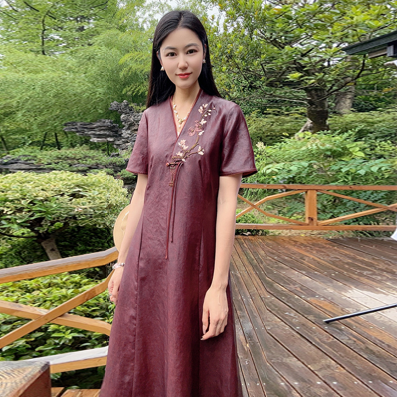 浒城古娘新款刺绣桑蚕丝复古气质宽松V领新中式国风连衣裙女夏季
