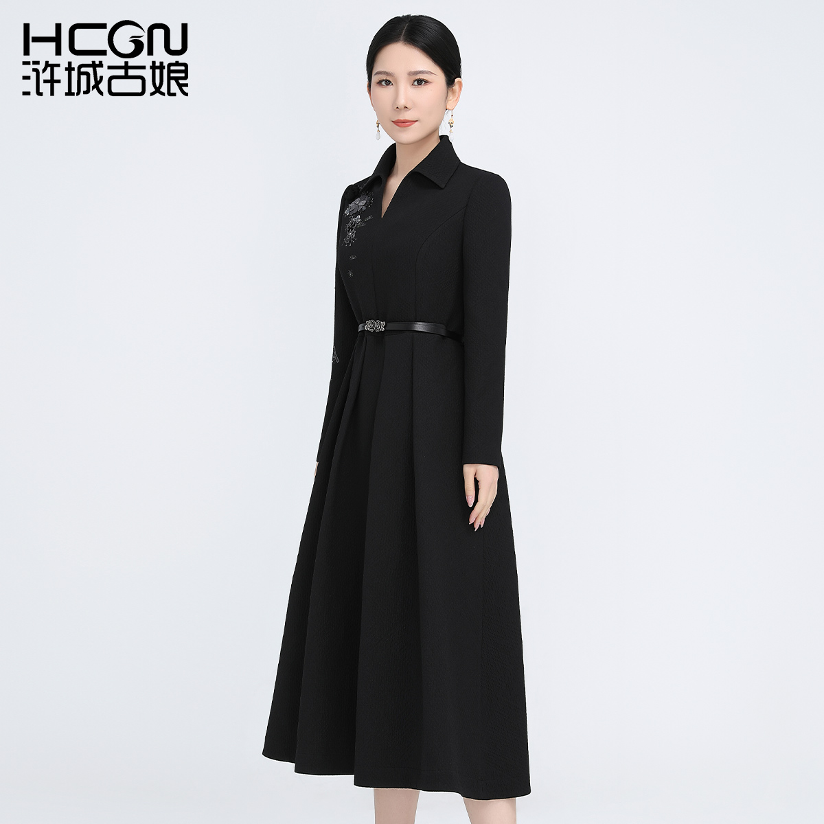 中国风精致刺绣A字长袖V领显瘦通勤黑色设计感百搭气质女士连衣裙