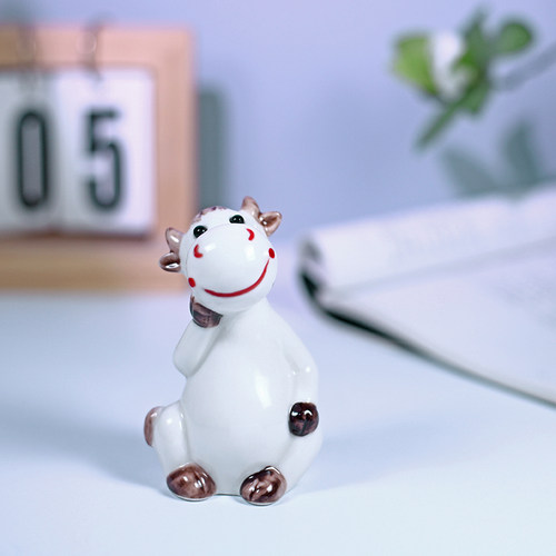 陶瓷招财卡通小牛摆件办公室客厅