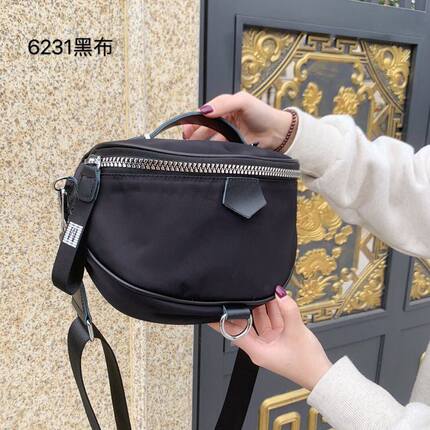 半圆马鞍包包女2026新款春夏季百搭轻便胸包学生大容量网红斜挎包
