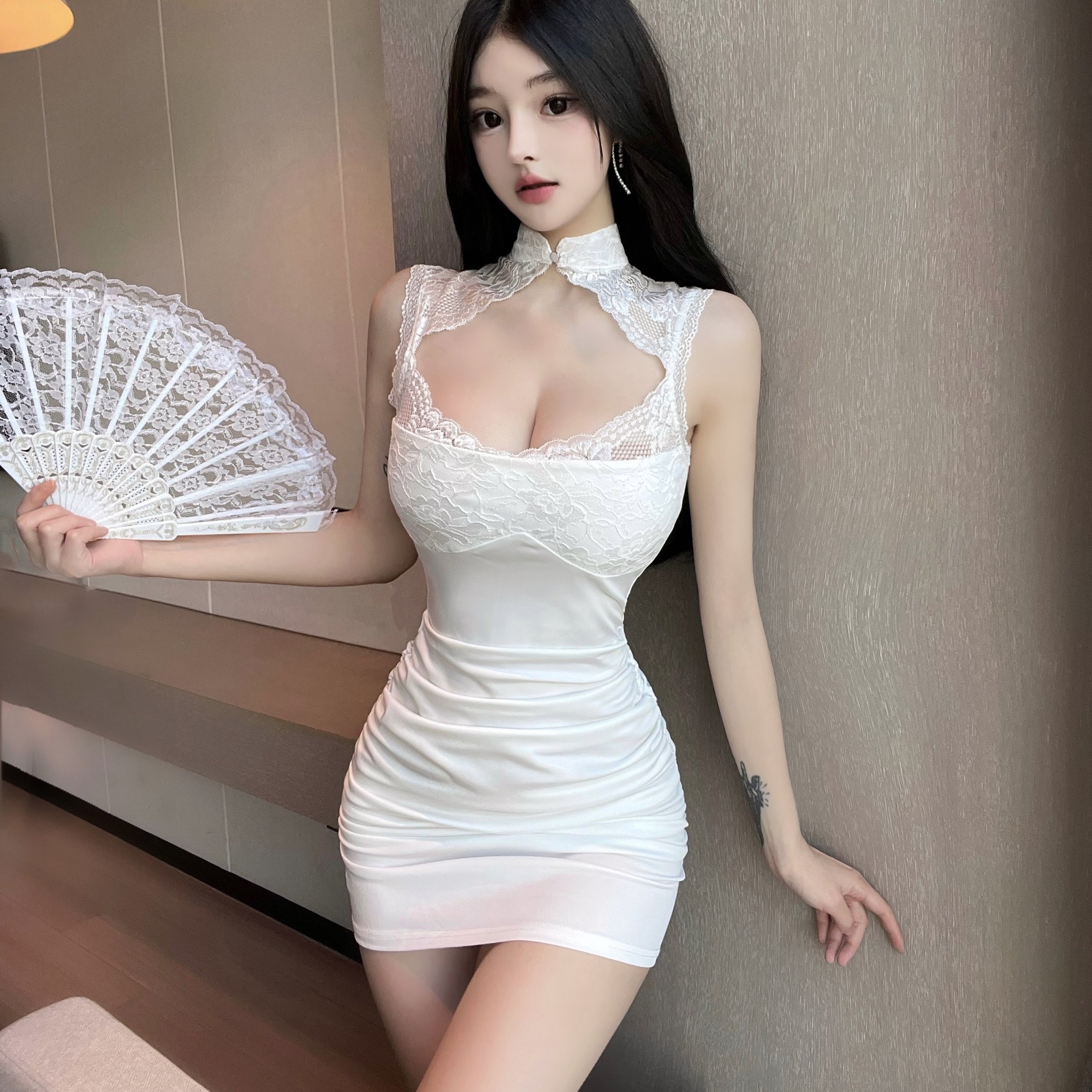 白色蕾丝拼接纯欲性感镂空露胸紧身包臀辣妹连衣裙女