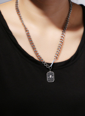 复古钛钢黑色方牌拼接项链小众设计高级感男潮字母吊坠嘻毛衣链