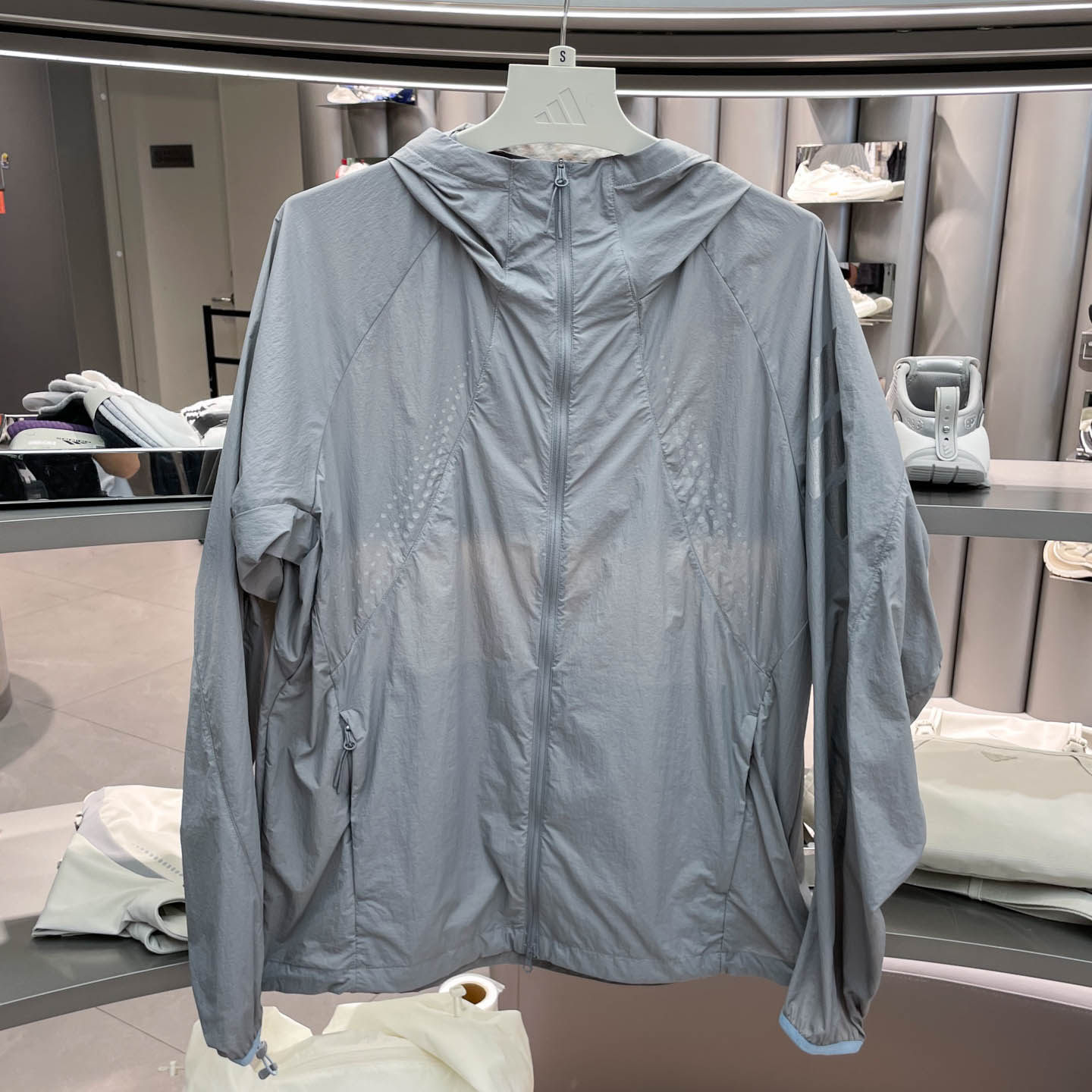 Adidas阿迪达斯男子连帽运动外套防风透气轻薄防晒衣运动风KW0101