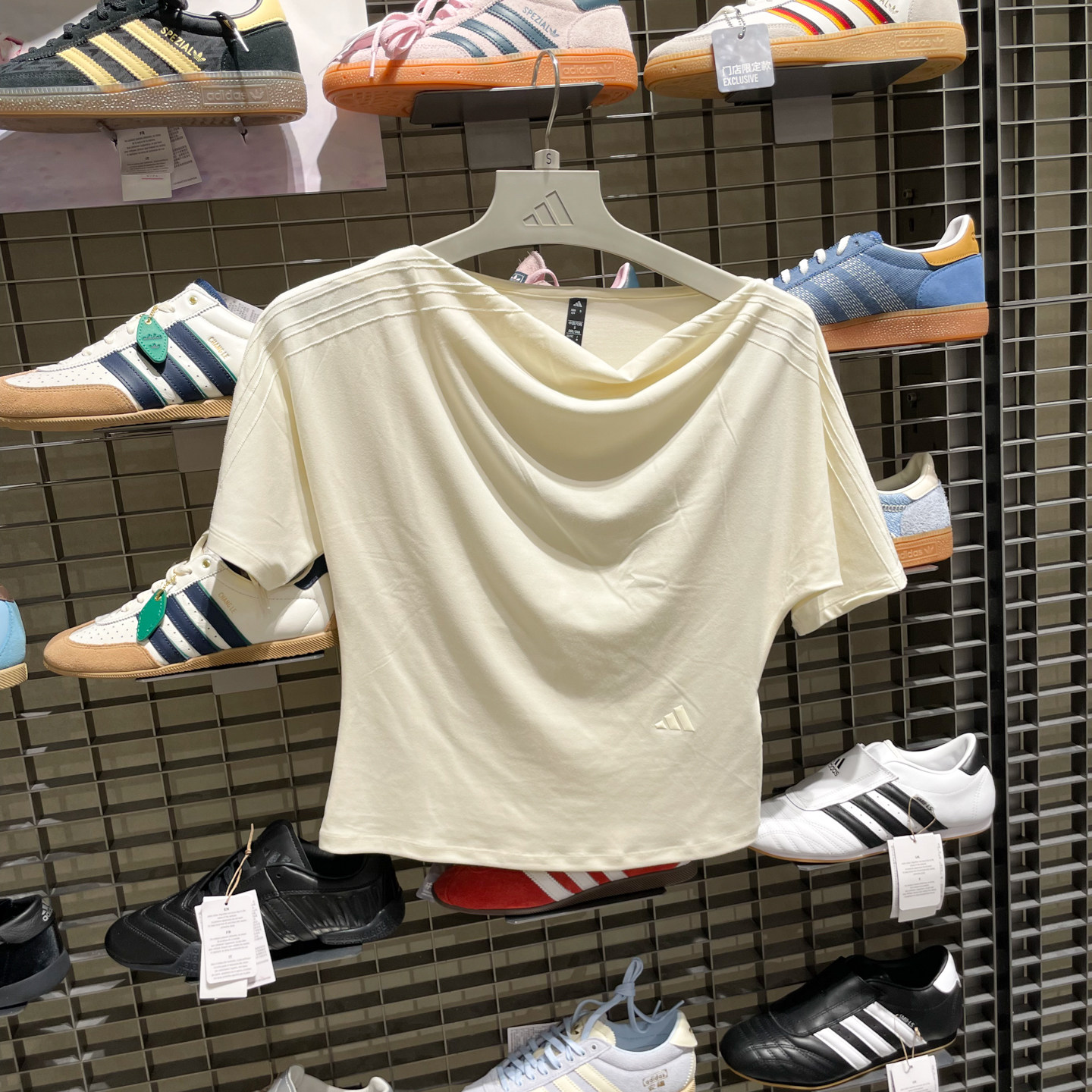 Adidas女装2026秋款一字