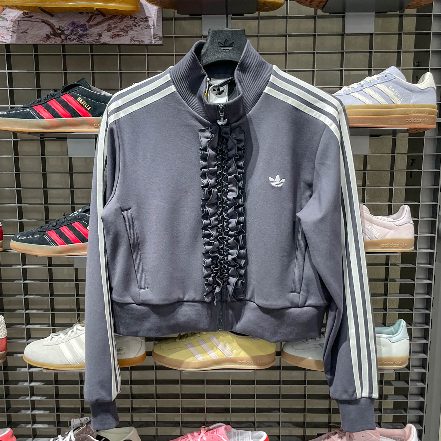 Adidas/阿迪达斯春季三叶草女士运动优雅针织荷叶边外套KU9387