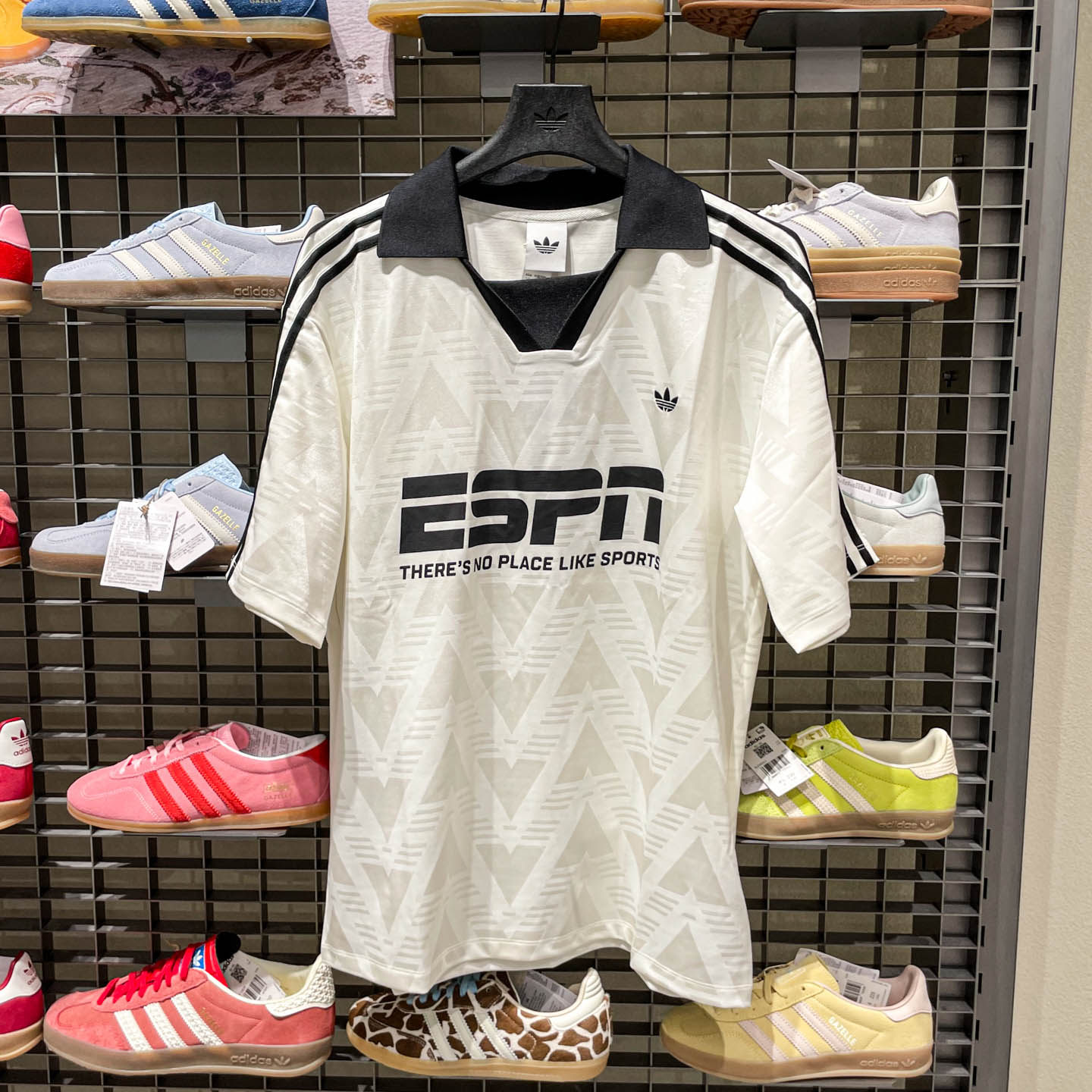 Adidas阿迪达斯三叶草足球风大号半袖夏女V领提花短袖T恤 KD2966