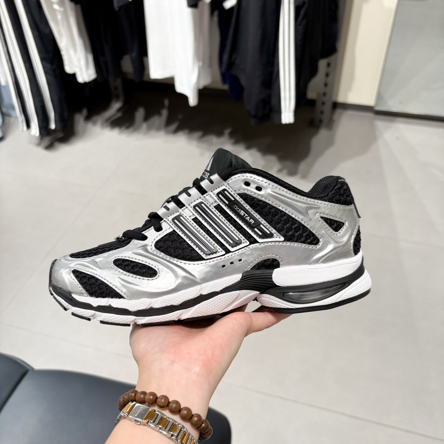 Adidas阿迪达斯女鞋2026秋新款运动休闲网面透气耐磨跑步鞋KI7111