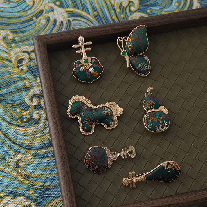 仿宋锦小马胸针中式轻奢精致胸花衣饰古风饰品别针高级感气质配饰